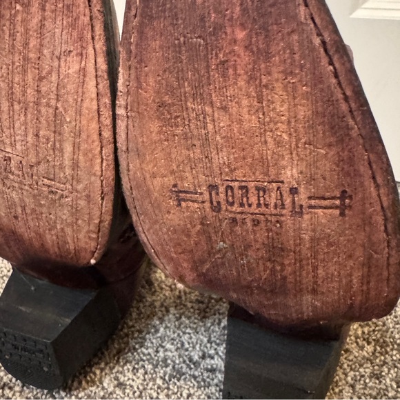 Corral Women’s 6M Red/Black Floral Embroidered Studded Snip Toe Western Boots - Picture 8 of 10